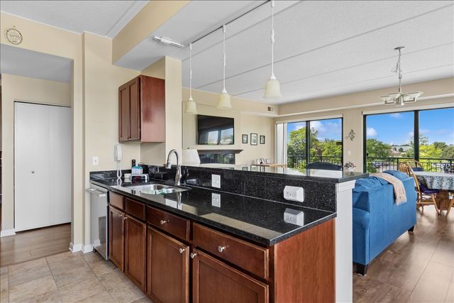6420 Double Eagle Drive 306, Woodridge, IL 60517