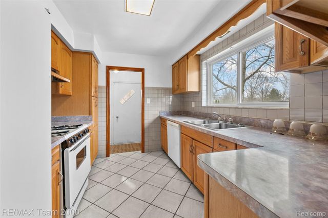 7638 N Gulley Road, Dearborn Heights, MI 48127