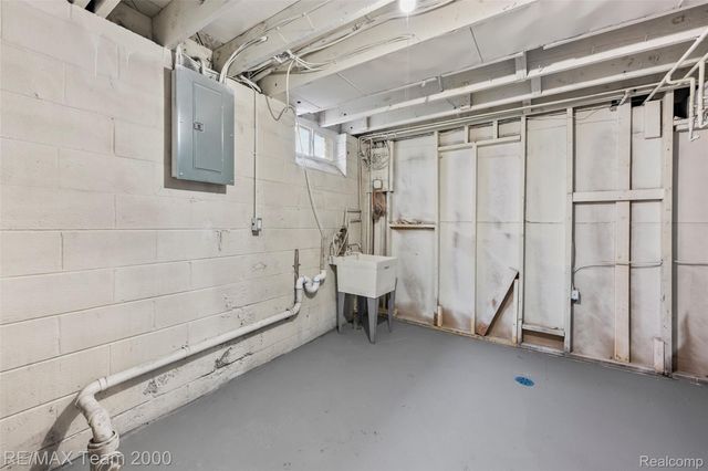 7638 N Gulley Road, Dearborn Heights, MI 48127