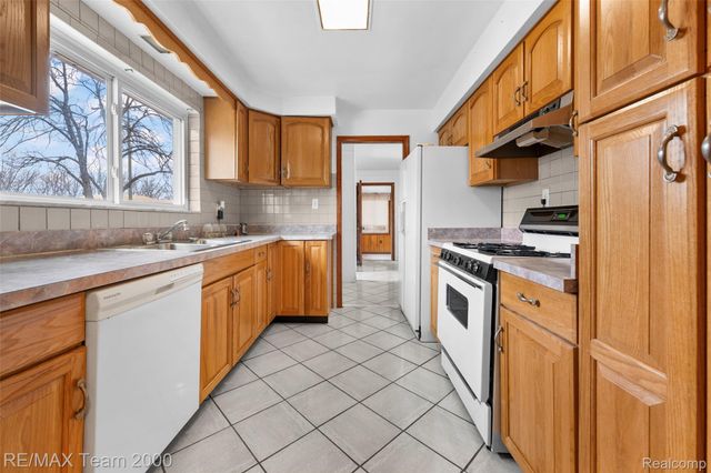 7638 N Gulley Road, Dearborn Heights, MI 48127