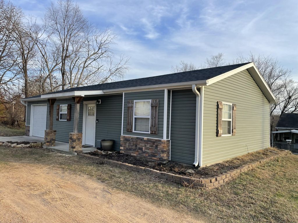 107 Southview Avenue, Ava, MO 65608