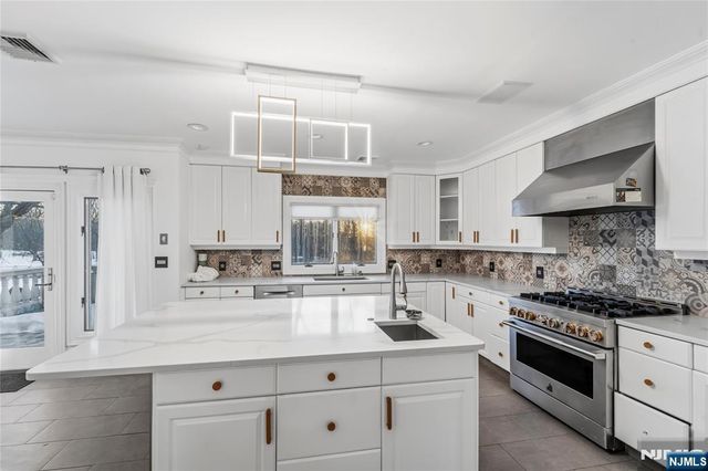 99 Ogle Road, Old Tappan, NJ 07675
