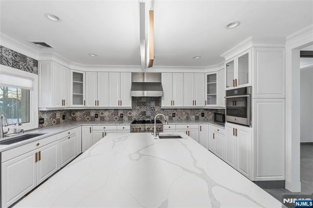 99 Ogle Road, Old Tappan, NJ 07675