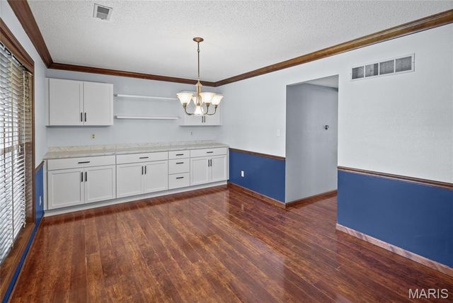 300 St Sabre Drive, Swansea, IL 62226