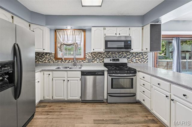 300 St Sabre Drive, Swansea, IL 62226