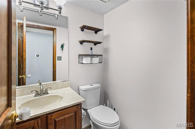 300 St Sabre Drive, Swansea, IL 62226