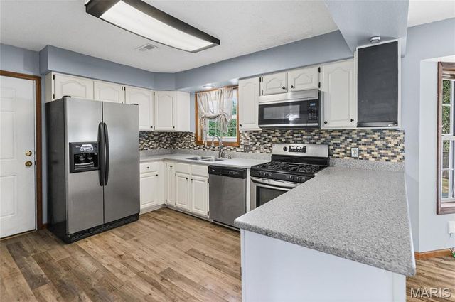 300 St Sabre Drive, Swansea, IL 62226