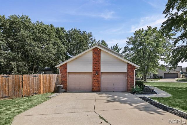 300 St Sabre Drive, Swansea, IL 62226