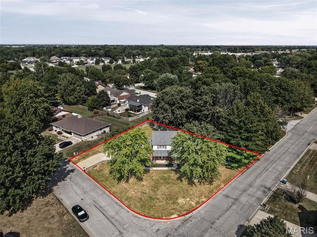 300 St Sabre Drive, Swansea, IL 62226