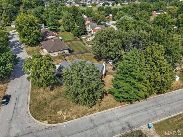 300 St Sabre Drive, Swansea, IL 62226