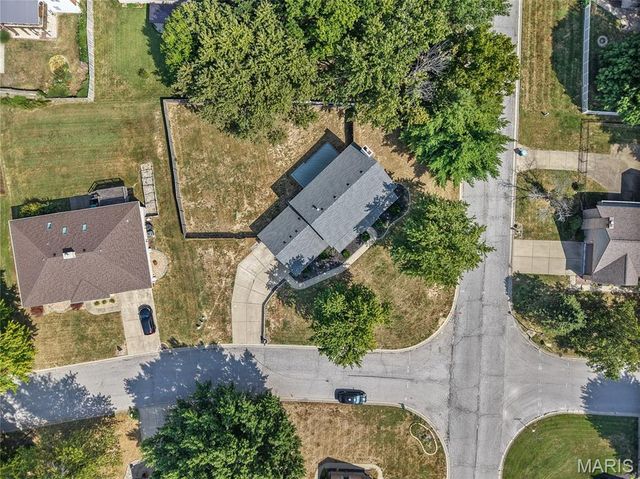 300 St Sabre Drive, Swansea, IL 62226