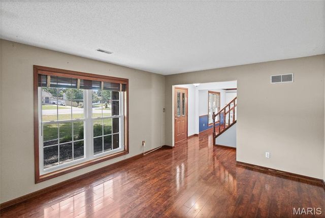 300 St Sabre Drive, Swansea, IL 62226