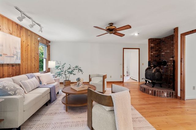 52 Clubhouse Dr, Bourne, MA 02559