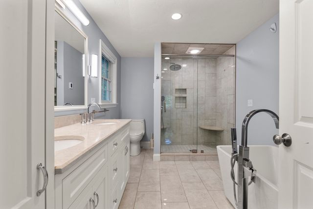 52 Clubhouse Dr, Bourne, MA 02559