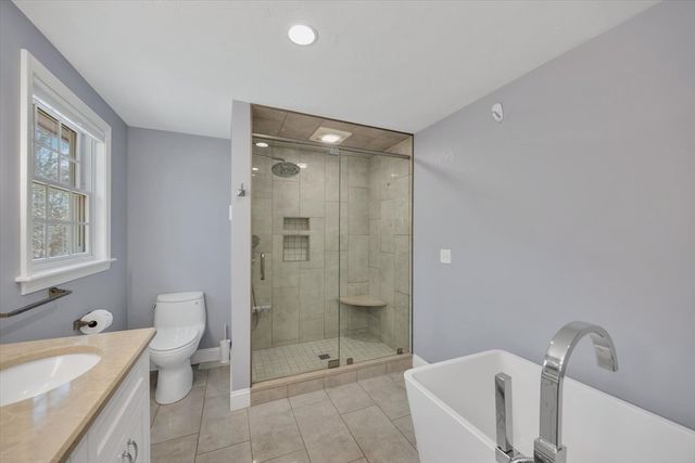 52 Clubhouse Dr, Bourne, MA 02559