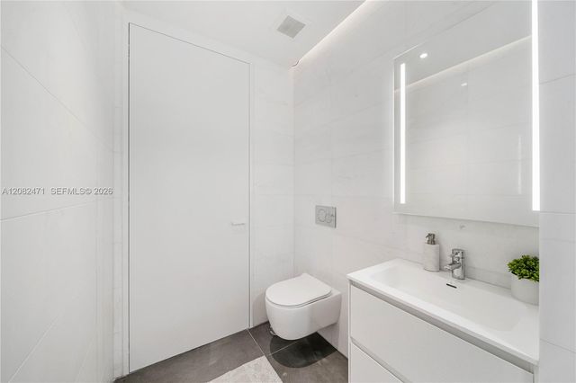 2000 S Ocean Drive 31B, Hallandale Beach, FL 33009