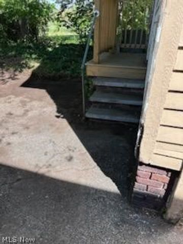 658 E 92 Street, Cleveland, OH 44108