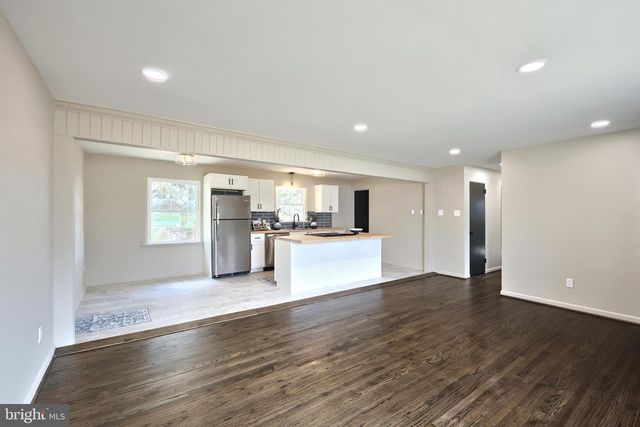 880 SPRINGVALE RD, Red Lion, PA 17356