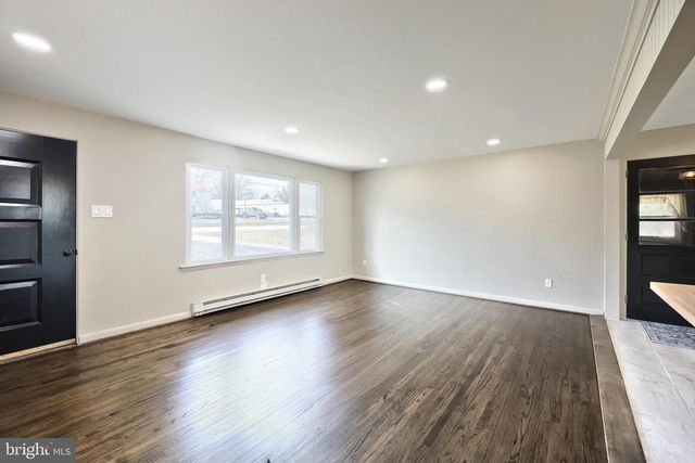 880 SPRINGVALE RD, Red Lion, PA 17356