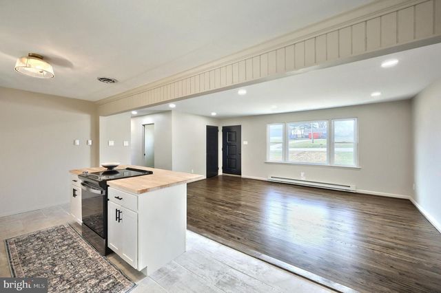 880 SPRINGVALE RD, Red Lion, PA 17356