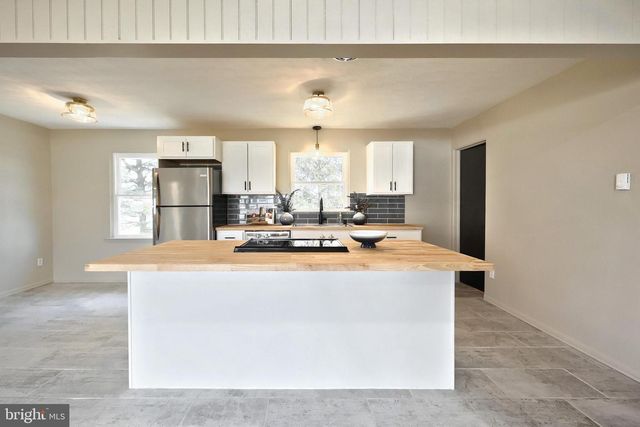 880 SPRINGVALE RD, Red Lion, PA 17356