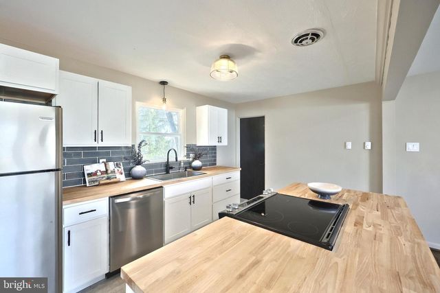 880 SPRINGVALE RD, Red Lion, PA 17356