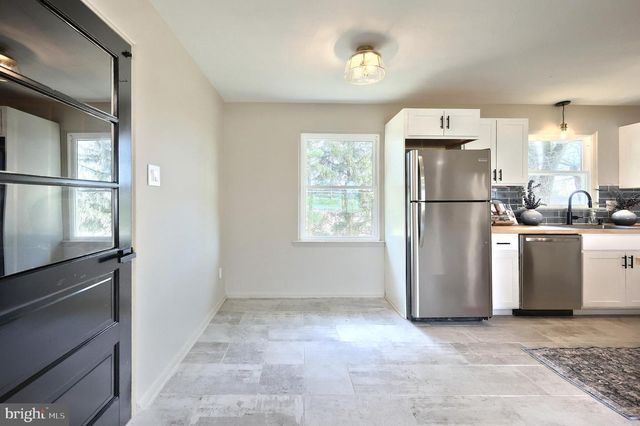 880 SPRINGVALE RD, Red Lion, PA 17356