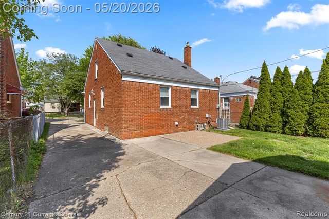 15587 Russell Avenue, Allen Park, MI 48101