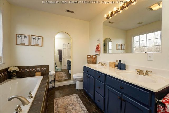 10 Hayes Lane, Hurricane, WV 25526