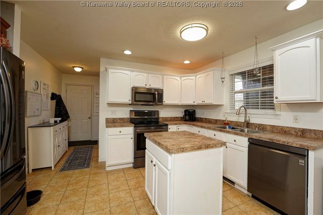 10 Hayes Lane, Hurricane, WV 25526