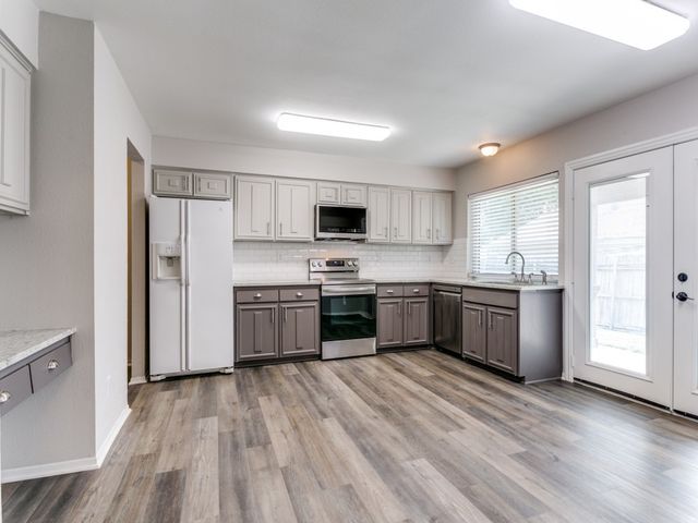 1607 Glenhill Lane, Lewisville, TX 75077