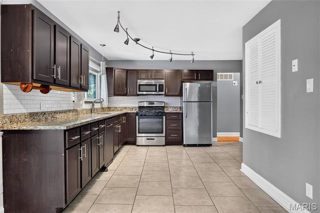 12009 Quality Lane, Maryland Heights, MO 63043