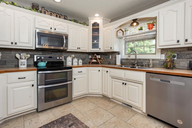 1904 E Highview Street, Ozark, MO 65721