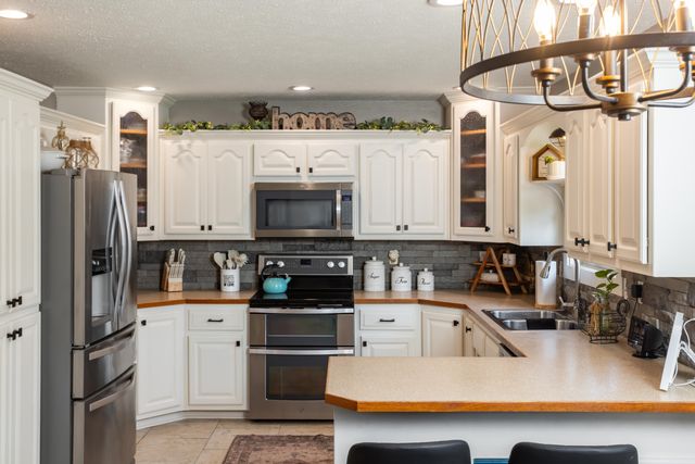 1904 E Highview Street, Ozark, MO 65721