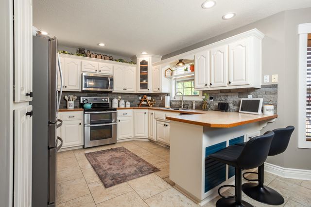 1904 E Highview Street, Ozark, MO 65721