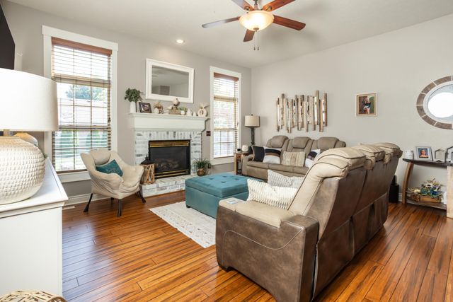 1904 E Highview Street, Ozark, MO 65721