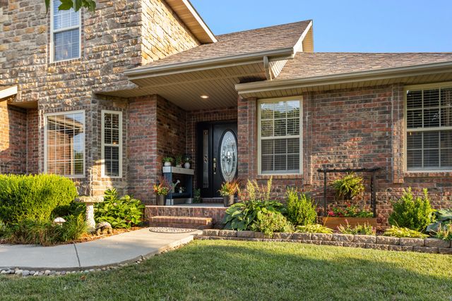 1904 E Highview Street, Ozark, MO 65721