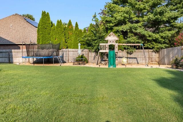 1904 E Highview Street, Ozark, MO 65721