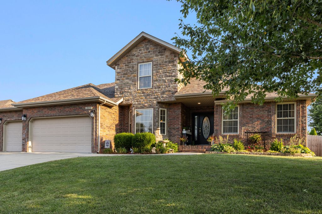 1904 E Highview Street, Ozark, MO 65721