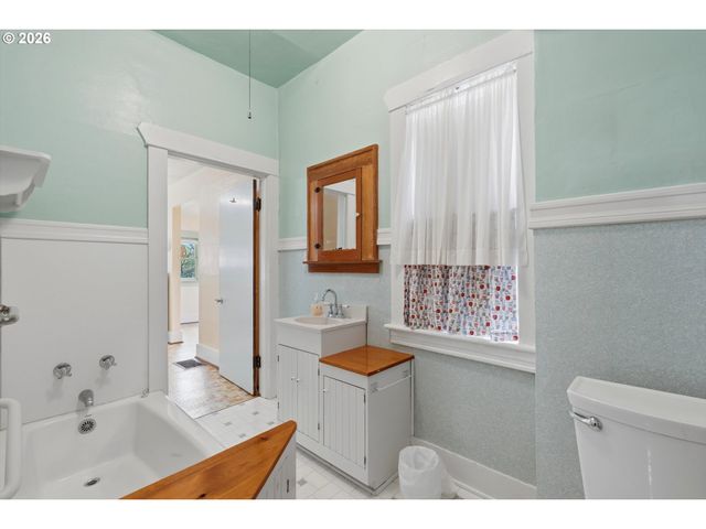 9980 Sw MCDONALD St, Portland, OR 97224