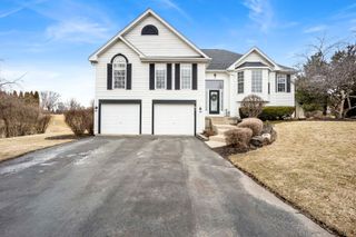 81 Parkside Court, North Aurora, IL 60542