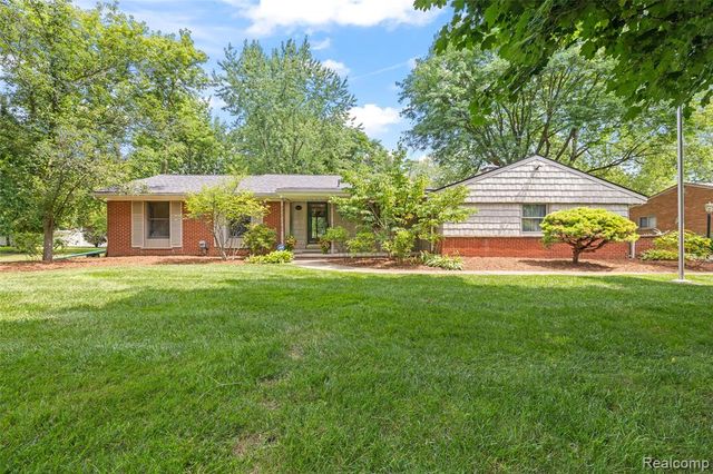 28432 Westerleigh Road, Farmington Hills, MI 48334