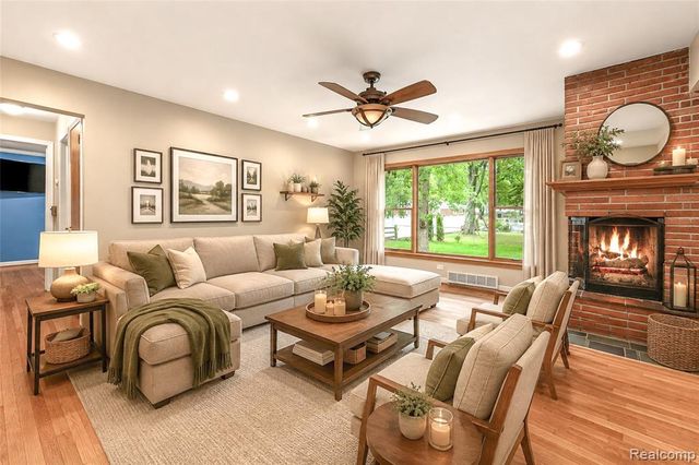 28432 Westerleigh Road, Farmington Hills, MI 48334