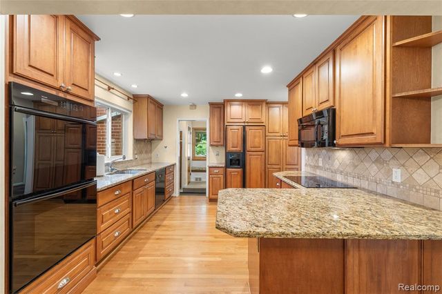 28432 Westerleigh Road, Farmington Hills, MI 48334