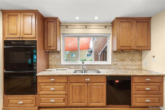 28432 Westerleigh Road, Farmington Hills, MI 48334