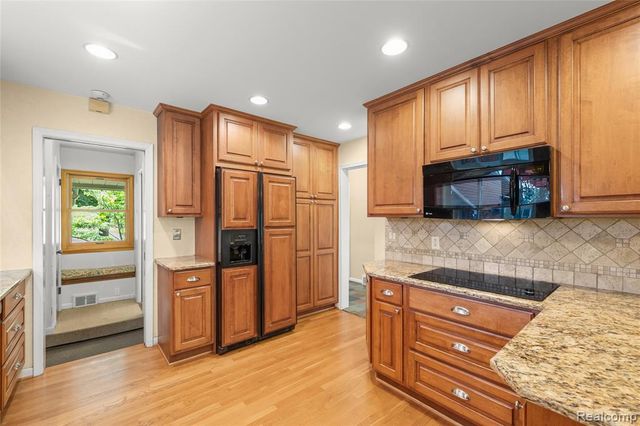 28432 Westerleigh Road, Farmington Hills, MI 48334