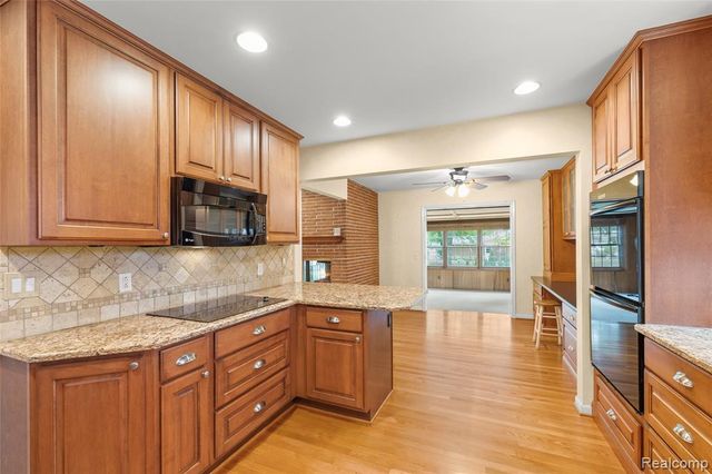 28432 Westerleigh Road, Farmington Hills, MI 48334
