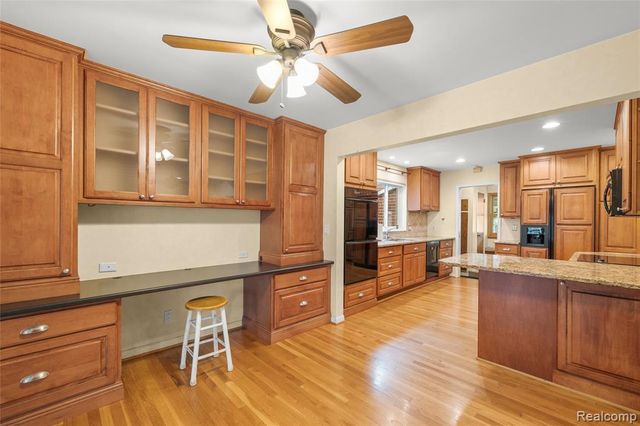 28432 Westerleigh Road, Farmington Hills, MI 48334