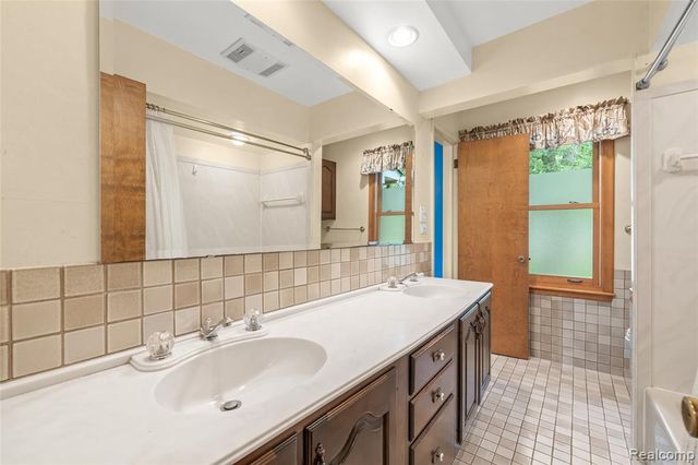 28432 Westerleigh Road, Farmington Hills, MI 48334