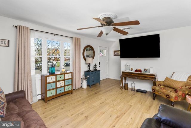 6 LINDEN AVE, Bordentown, NJ 08505